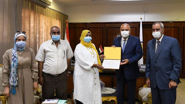 محافظ قنا يكرم صاحبة