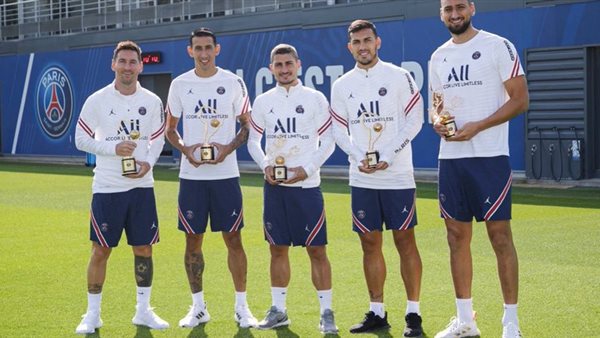 تكريم لاعبي باريس