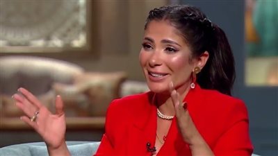 والدتي قالت أحمد حلمي صغير مش هيعرف يبسطك.. أبرز تصريحات منى زكي مع صاحبة السعادة