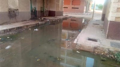 غضب بين سكان عمارات الأوقاف بالمنيا بسبب انفجار ماسورة مياه