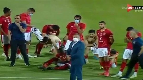 الخطيب مع لاعبي الأهلي