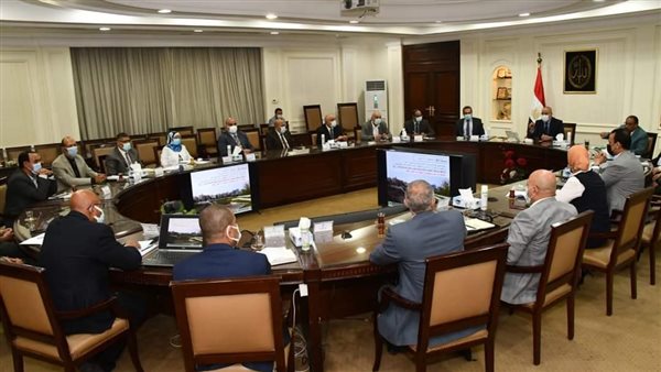 وزير الإسكان خلال