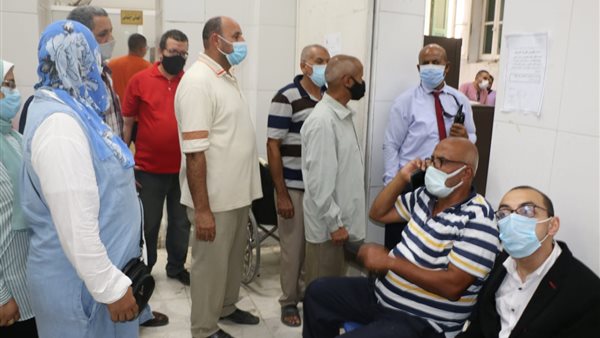 تطعيم العاملين بمحافظة