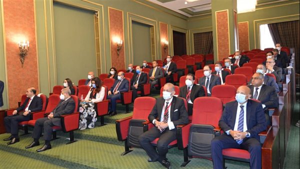 وزير الخارجية مع