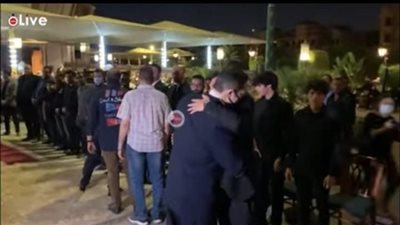 علاء مبارك يقدم واجب العزاء في والدة أحمد حسن بمسجد الشرطة