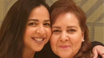 إيمي سمير غانم تشارك صورة لـ والدتها دلال عبد العزيز بالحجاب: بحبك
