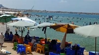 توافد المصطافين على شواطئ الإسكندرية بعد استقرار الأمواج