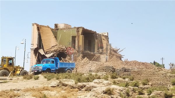 من أعمال الهدم للقصر