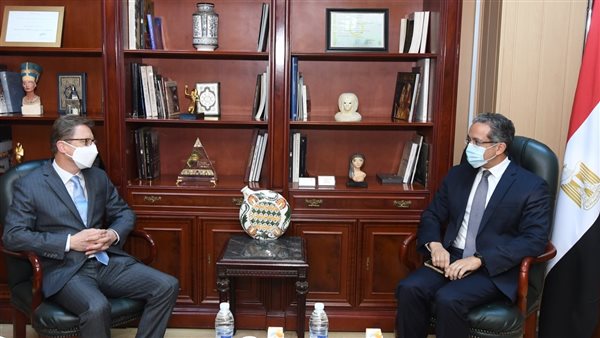 وزير السياحة يلتقي