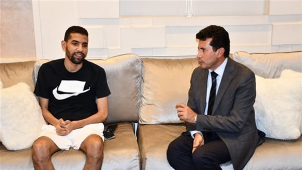 وزير الرياضة ومؤمن