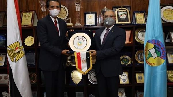 رئيس جامعة طنطا والسفير