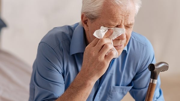 مسن حزين على وفاة