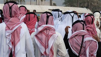 استياء بالشارع السعودي لظهور مسؤولين دون شماغ.. فما هو؟