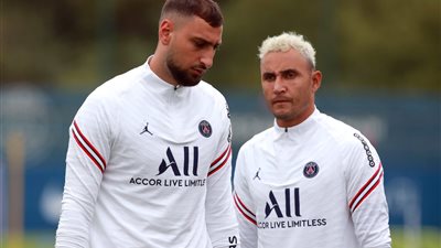 نافاس يتحدث عن المنافسة مع دوناروما ويتغنى بـ ميسي 