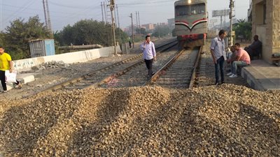 غفير مزلقان ينقذ قطار الإسكندرية بعد سقوط مواد بناء على القضبان بطوخ | صور 