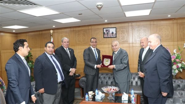 محافظ الفيوم يُهنئ