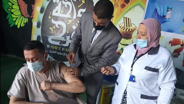 تطعيم المواطنين بلقاح