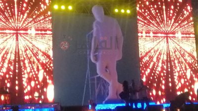 مجسم على شكل محمد حماقي في استقبال جمهوره بحفل العلمين الجديدة | صور