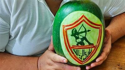 الاحتفال بفوز الزمالك بالدوري بـ«بطيخة منحوتة يدويًا» فى بورسعيد | صور