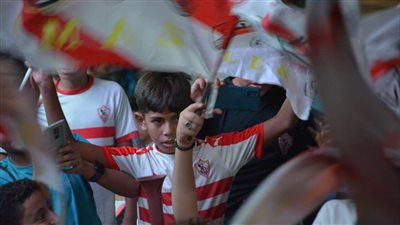زفة جماهير الزمالك لحافلة الفريق حتى ميت عقبة 