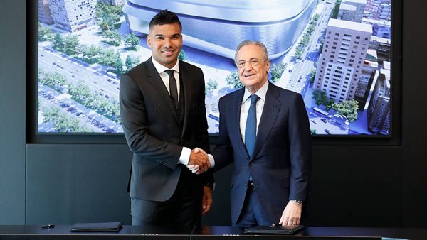 كاسيميرو يجدد عقده