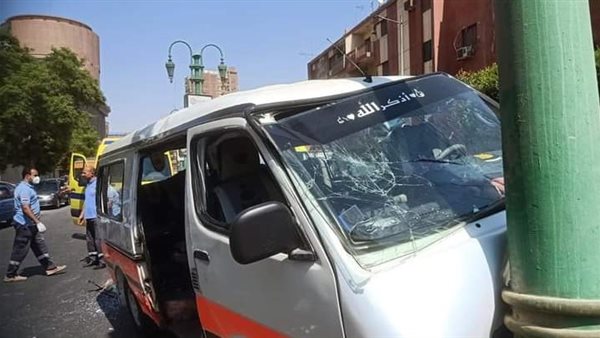اصطدام ميكروباص بعمود