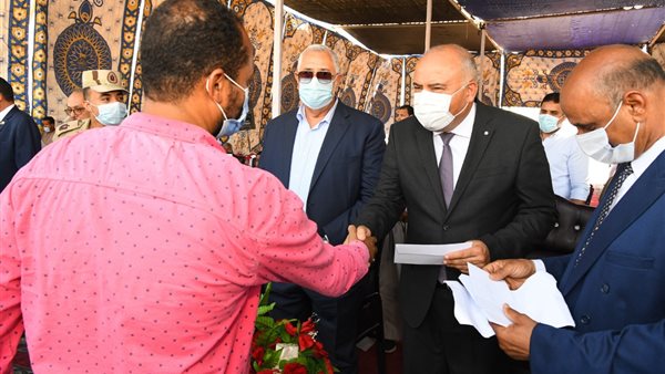 تسليم شيكات تعويضية