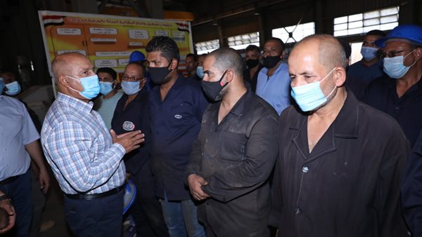 وزير النقل خلال الجولة