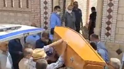 جثمان حمدي الكنيسي يصل إلى مقابر العائلة بطريق الواحات