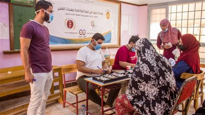 الكشف على 536 من أهالي المعتمدية بالمحلة ضمن مبادرة عنيك في عنينا