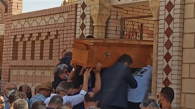 وصول جثمان حمدي الكنيسي إلى مثواه الأخير بمقابر العائلة بـ6 أكتوبر