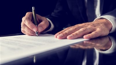 أقر أنا المذكور أعلاه.. قصص زواج لمصريين بدأت بالتنازل وانتهت بالحب