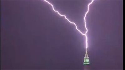  البرق يضرب برج ساعة المسجد الحرام بمكة المكرمة| فيديو