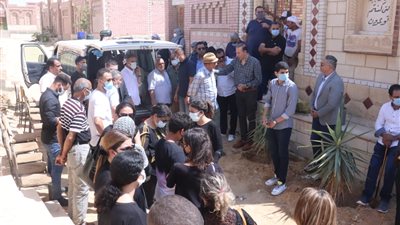 أسرة حمدي الكنيسي تتلقى العزاء أمام المقابر بعد دفنه