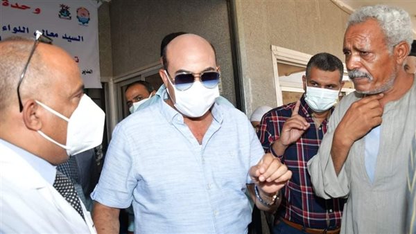 محافظ أسوان بالمستشفي