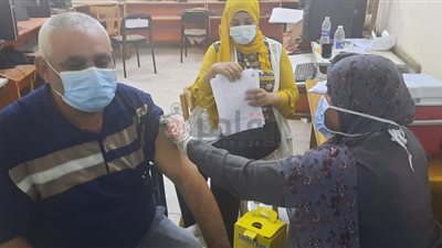 تطعيم 200 موظف بلقاح كورونا في مدينة البياضية بالأقصر
