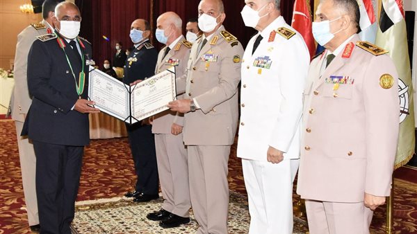 وزير الدفاع يكرم