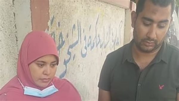 والدي الطفلة هنا