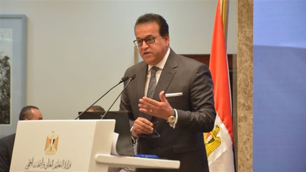 الوزير خلال المؤتمر