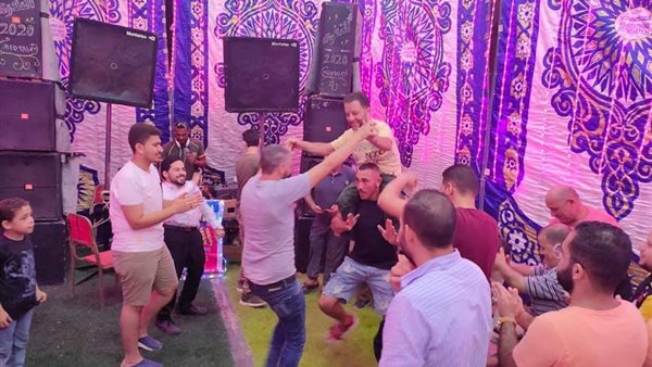 العريس رفقة عدد من