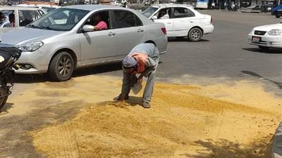 انقلاب سيارة محملة بالزيت في ميدان التحرير