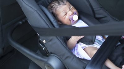 أحدهم نسيته أمه في سيارة.. رُضّع لفظوا أنفاسهم الأخيرة بسبب الإهمال 