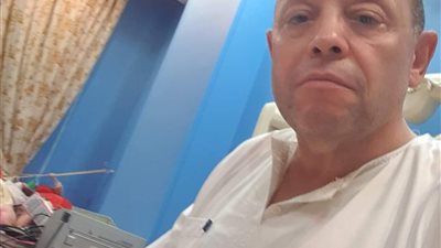 سيبتيني لوحدي.. قصة أب سقطت دموعه لزواج آخر بناته وسرق تعاطف مواقع التواصل │ صور