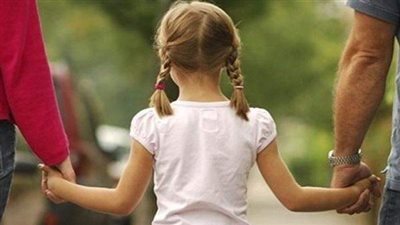ما حكم تبني طفلة برضا والديها وإعطائها كافة الحقوق؟.. الإفتاء تجيب