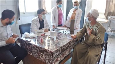 جامعة سوهاج تعالج 800 مريض بالمجان خلال قافلة طبية بقرية كوم إشقاو