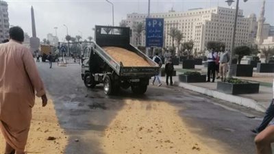 فتح ميدان التحرير أمام الحركة المرورية بعد الاستعانة بالرمال لتغطية آثار الزيوت| صور