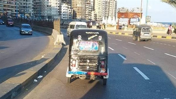 التوكتوك يسير على