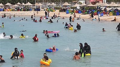 إقبال ملحوظ على شواطئ الغردقة العامة هربًا من رتفاع درجات الحرارة│صور