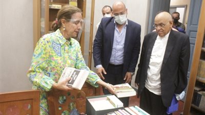 سفيرة كولومبيا تهدي مطبوعات ماركيز لـ متحف نجيب محفوظ