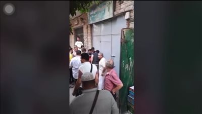 حاول سرقة فتاة.. أهالي القناطر يلقنون سائق توكتوك علقة ساخنة قبل تسليمه للشرطة | فيديو 